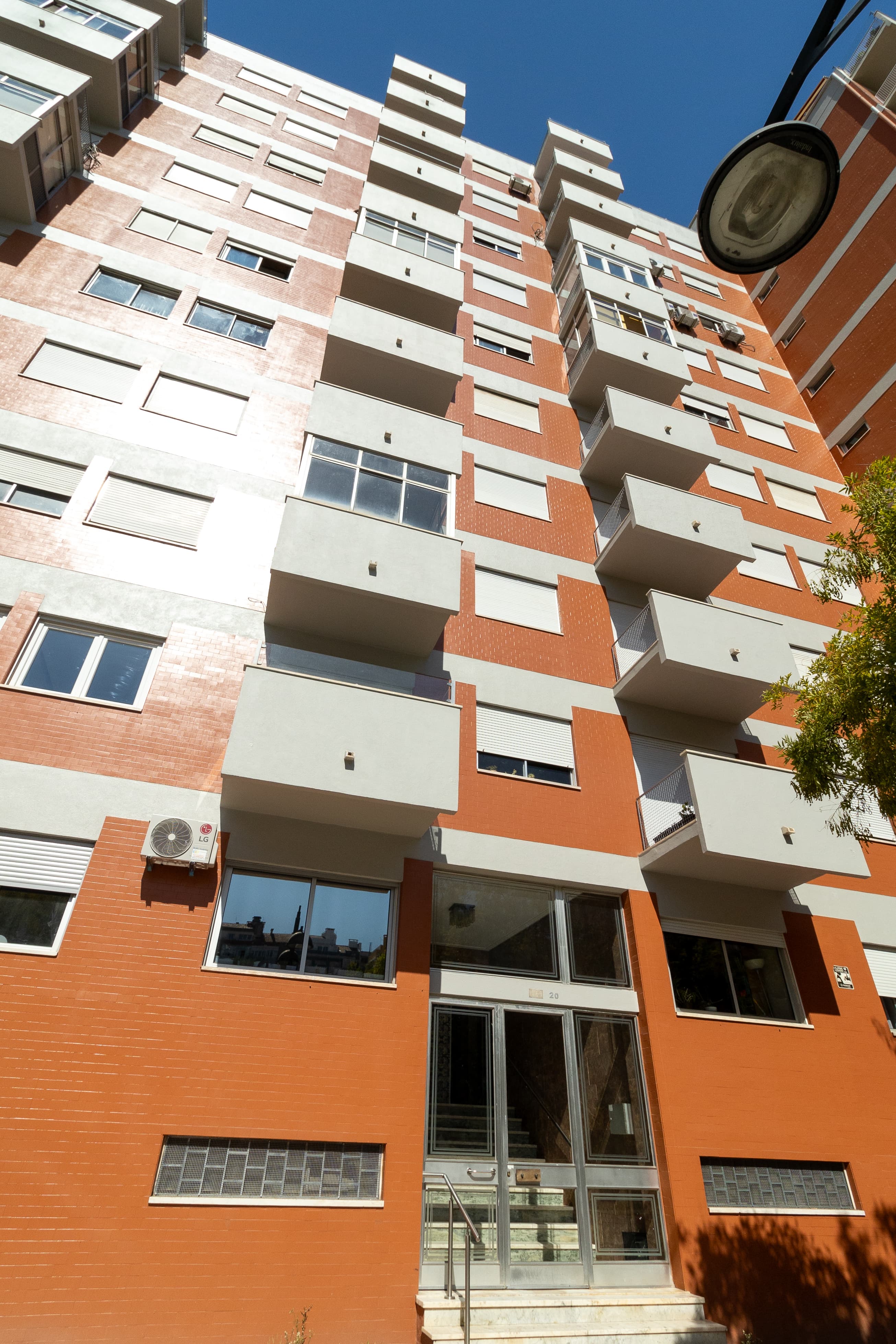 Fachada do edifício do T4 nas Laranjeiras, São Domingos de Benfica